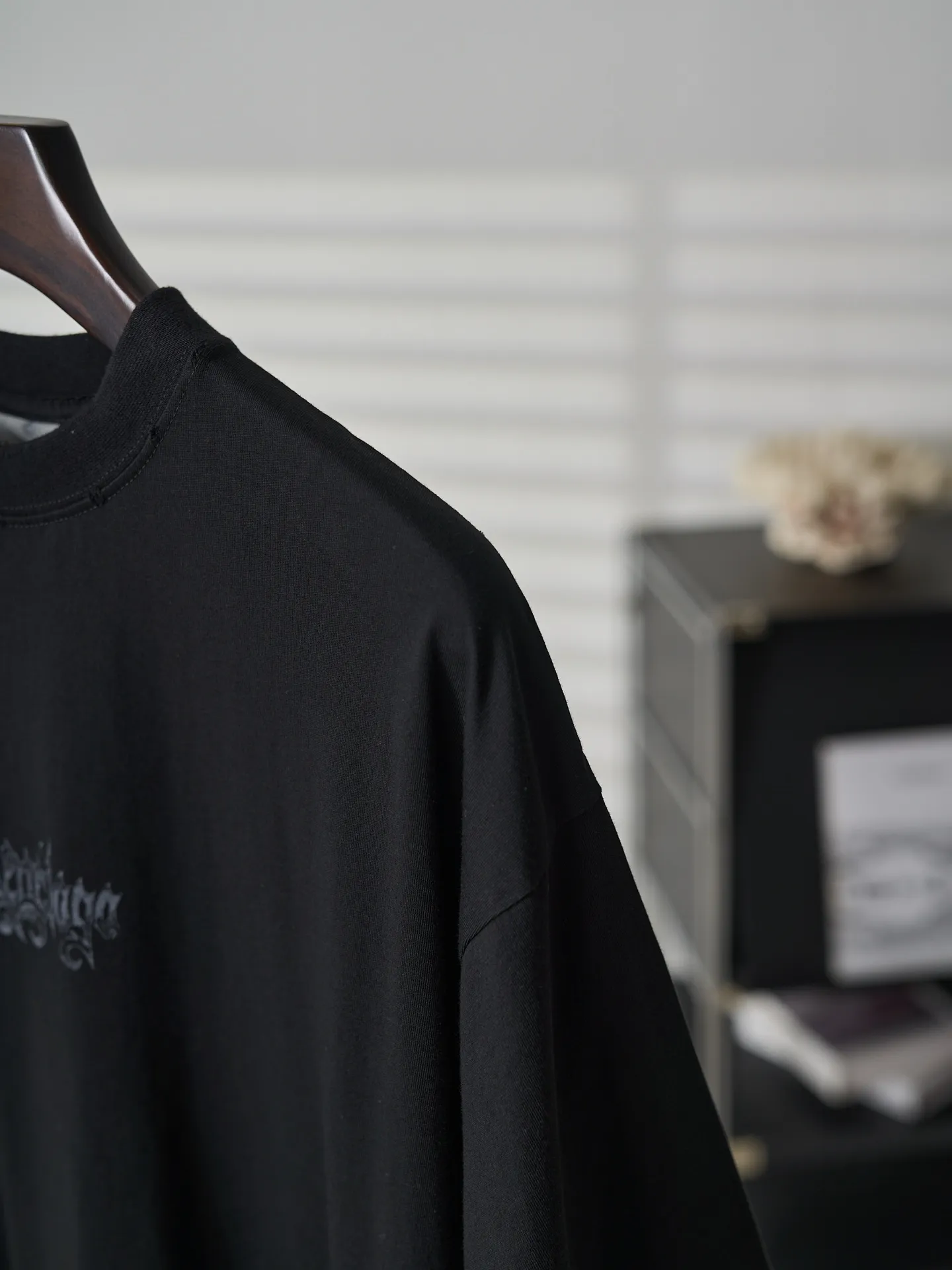 Balenciaga/ T 【In Stock】XS S M L ：24 / 185G ：32 1×1 / 270G 24 ， 。 、 ， ， ； ， 。 32 ， ， ， 。 。 ， ， 。 ， ， Breathable、 。 ， 、 ， ， ，Breathable 。 ； 。 ， Retro 。